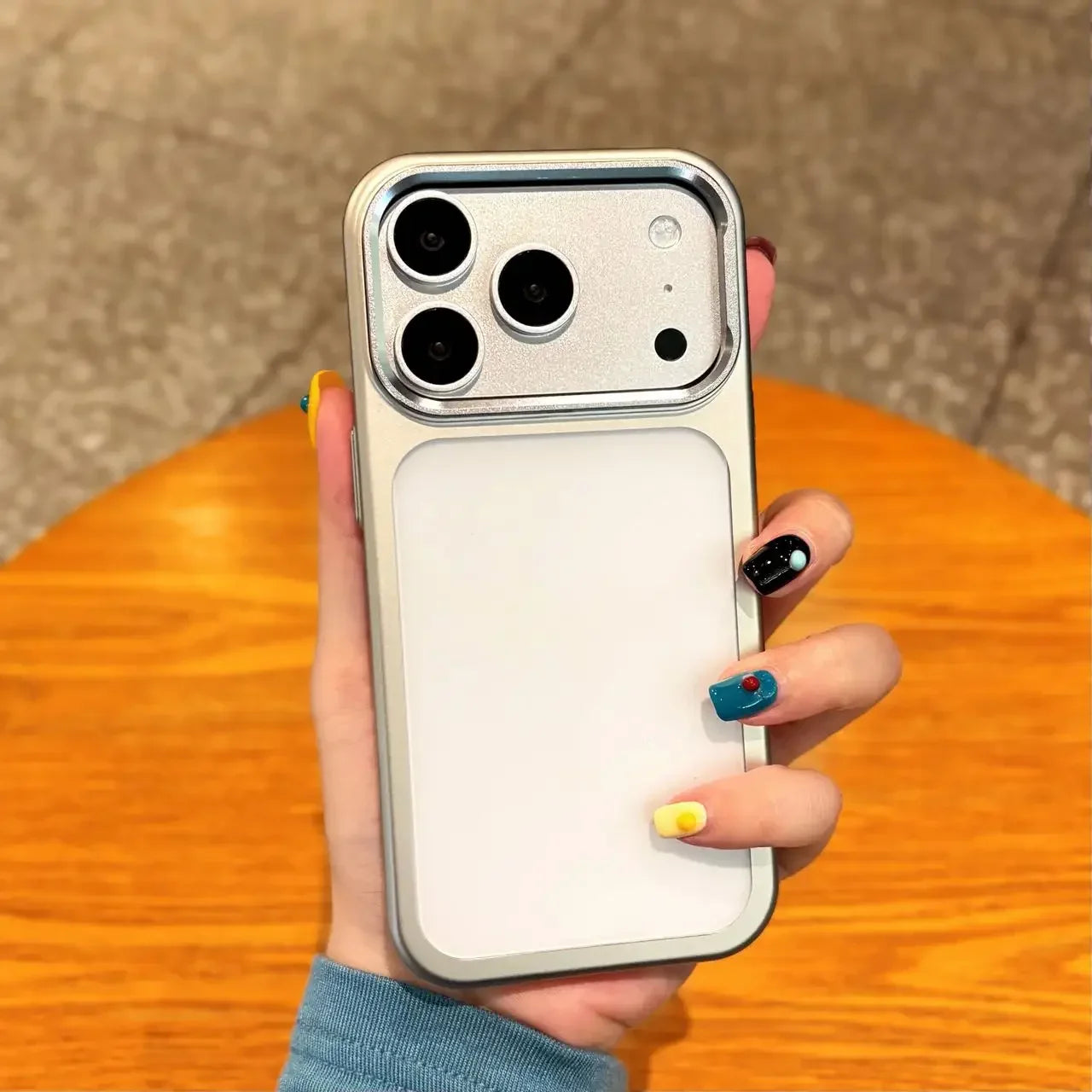 Matte transparente iPhone 17 Hülle mit Metallrahmen