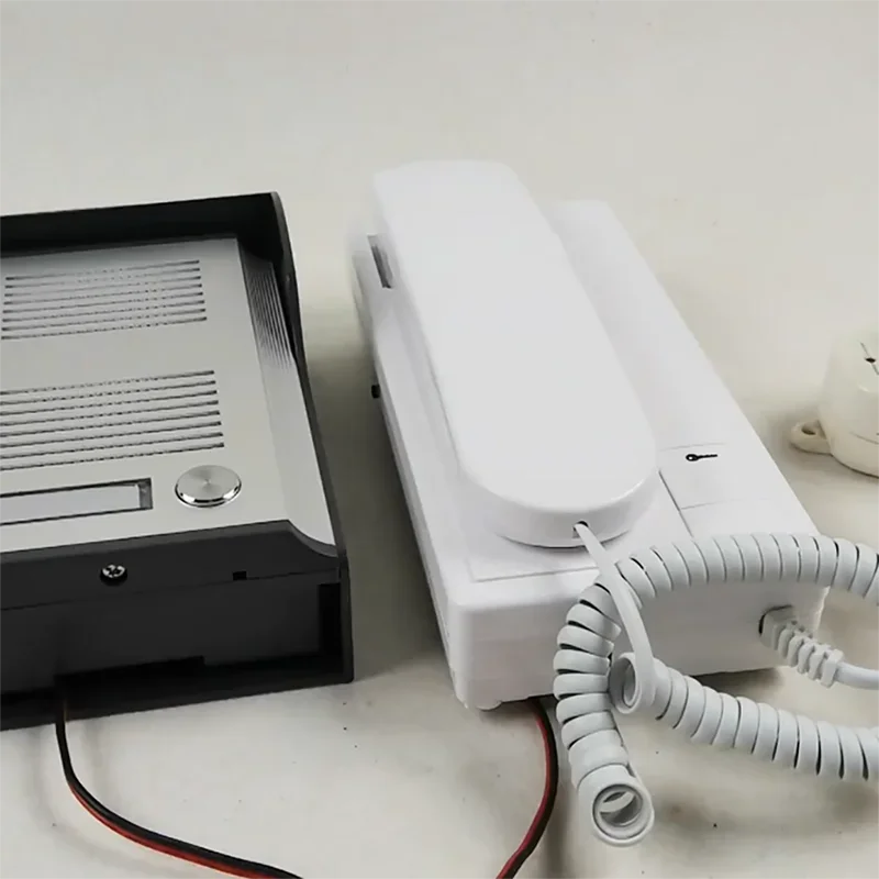 Kabelgebundene Türsprechanlage mit Entriegelungsfunktion