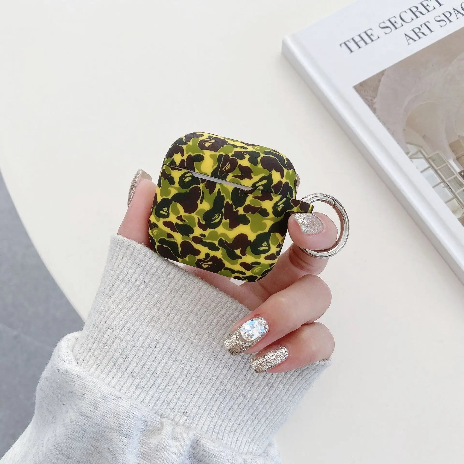 Camo Silikonhülle für AirPods 4 mit Schlüsselband