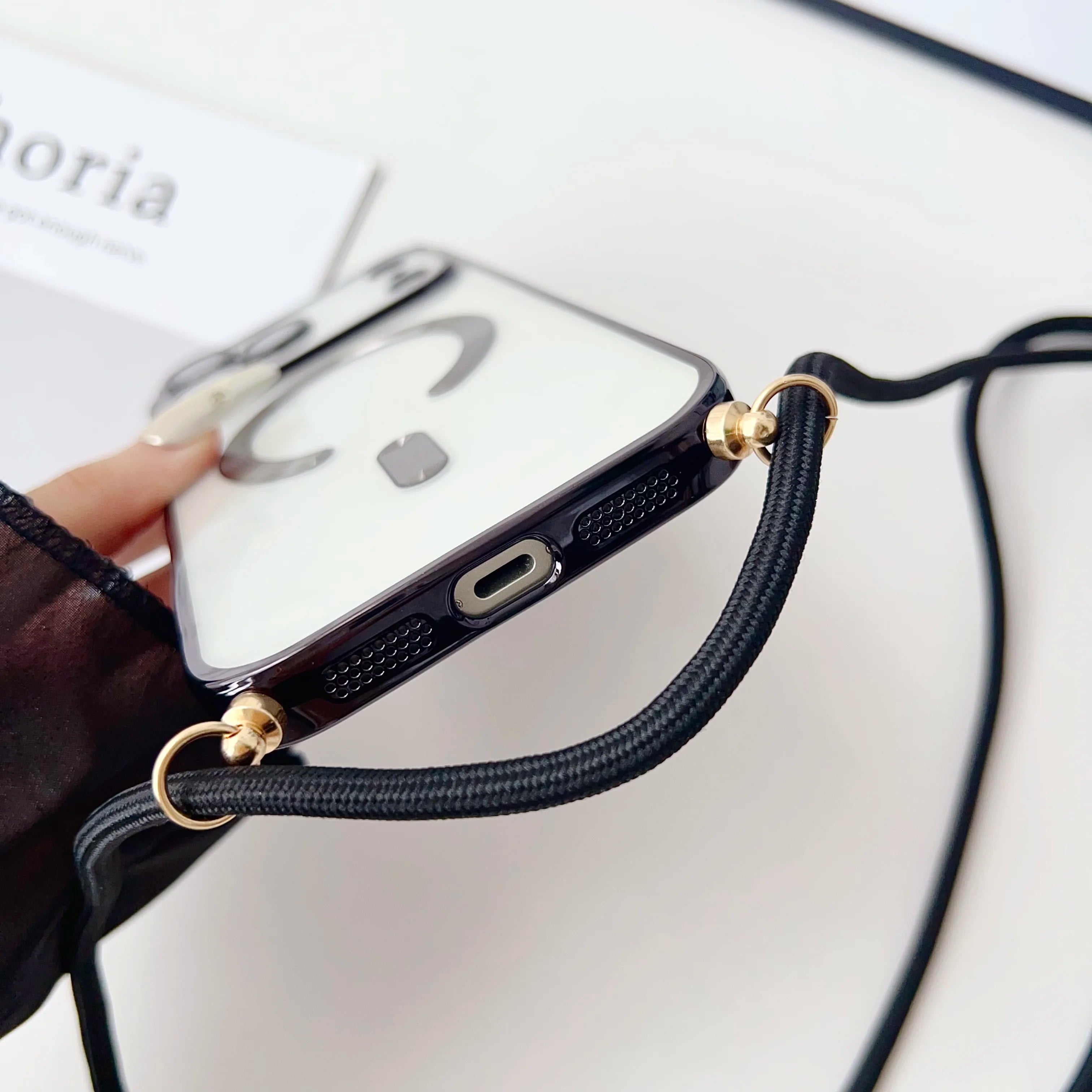 iPhone Hülle mit Magnet & Band – Transparent & Soft