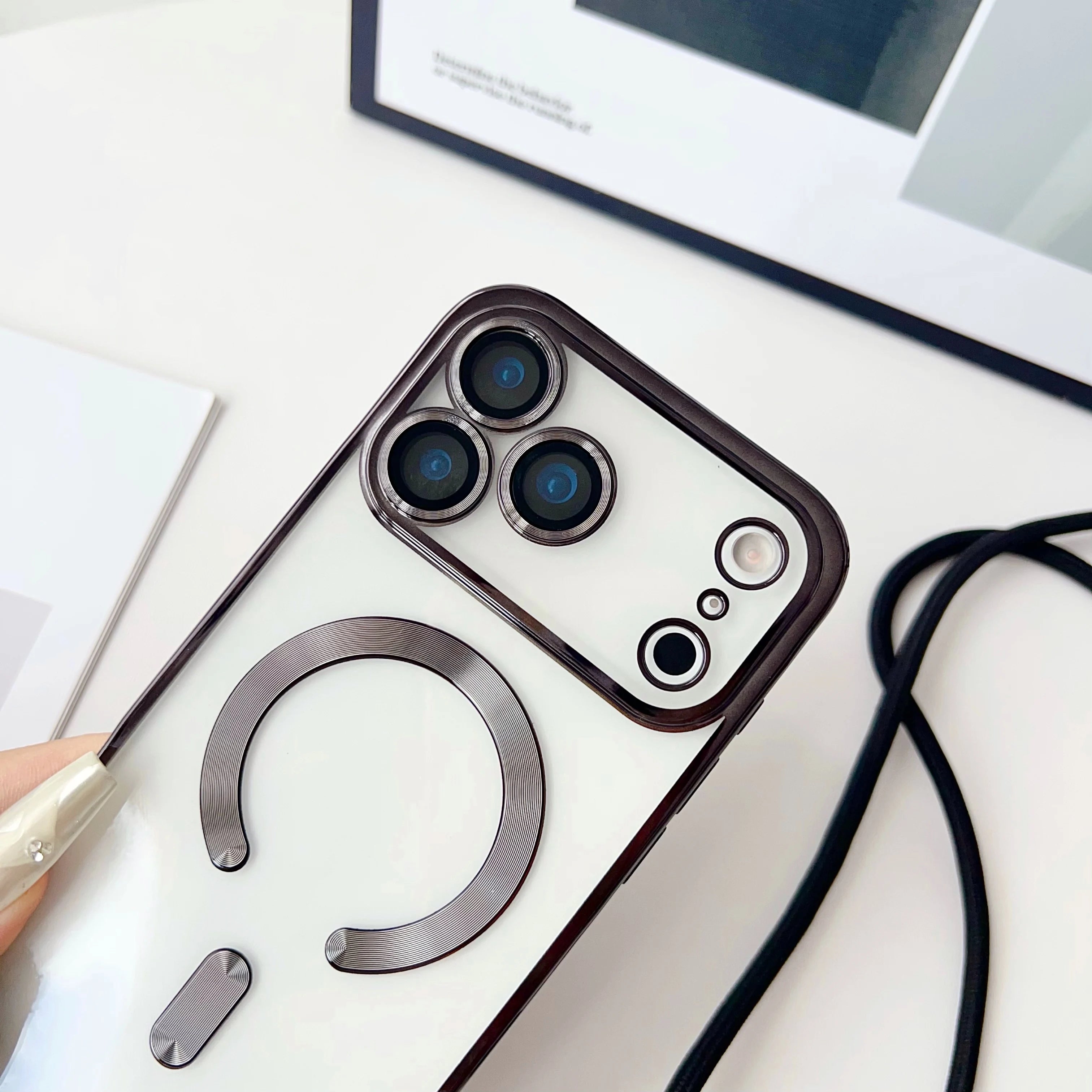 iPhone Hülle mit Magnet & Band – Transparent & Soft
